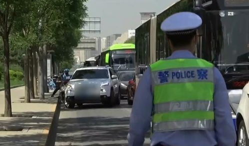 北京女司机不走寻常路,非机动车道躲拥堵 躲开拥堵却没躲过交警